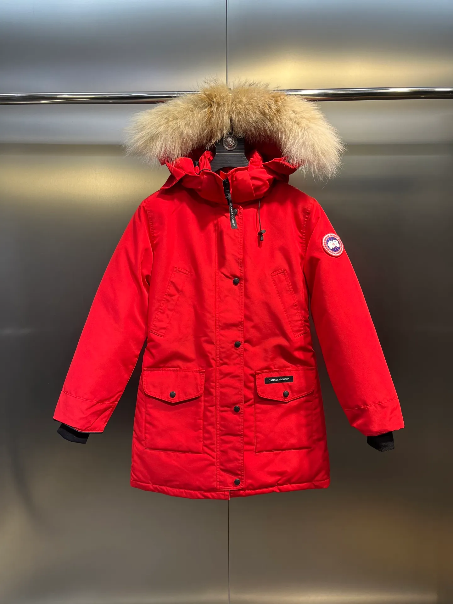P840 Canada goose🌟 Canada Goose 07 models All in stock, 6 colors, I will never stop stocking this winter All original factory customization All details strictly required have been corrected since the beginning of this year Detachable fur collar! The workmanship and wiring are very straight! A big goose is enough for a winter. Size: 1. 90% white duck down from a conscientious manufacturer (some people brag about their own goose down, please search it on your own. Goose down is warmer and less fluffy than duck down, so good down jackets are all white duck down. There is no such thing as white goose down) 2. Upgraded fabrics with moderate hardness, waterproof, windproof and anti-fouling (Arctic Tech fabrics imported from South Korea are not comparable to fabrics dyed by some small workshops) 3. YKK No. 10 authentic zippers (Japanese customized YKK zipper, silky smooth, not stuck, officially designated) 4. Western Canadian wolf hair (Wolf hair is divided into eastern, central, and western. Western wolf hair is light in color, dense, and has good thermal insulation effect. It is the genuine Canada Goose grade) Let’s analyze and explain some details of the production 1. First, sew the liner and then fill it with down (some small factories and small workshops first fill it with down and then sew) Why? The technology is not up to par and the hardware conditions are not enough! ! ! For this step alone, we need to spend more time and money. 2. Filling the inner tank with down. We are all down filling machines to ensure that the down weight of each pill is the same. There is a video (small factory, small workshop is stuffed by hand). Why? The hardware conditions are not enough. A machine costs more than 100,000 yuan. Small factories simply cannot buy it. This means that the weight of the down in each liner cannot be guaranteed, and the warmth of high-end down jackets cannot be guaranteed. 3. For the needles of the sewing machine, we all use the top-notch No. 7 needles (small factories all use No. 10 needles). The finer the needle, the finer the needle eye, which reduces the risk of velvet and velvet running. 4. Wolf fur collar We are all spliced in whole or in large pieces (small factories mostly use broken pieces) The warmth retention of wolf fur is very good, but the splicing of scraps cannot guarantee the warmth. Color: Black, white, gray camouflage, sci-fi blue camouflage, green camouflage, sky blue, dark blue, cool gray, red. Professional Canada goose producers, we are enough this winter! We would like to sincerely thank everyone who buys our down jackets!  size：xs-xl